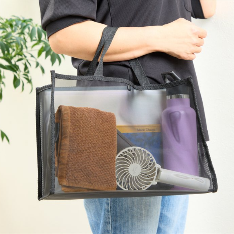荷物を収納したメッシュバッグ